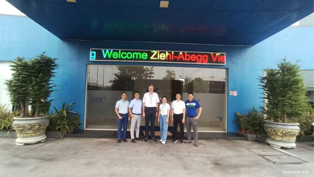 Đoàn lãnh đạo Ziehl-Abegg Việt Nam chụp ảnh lưu niệm cùng đại diện Nhựa Bình Thuận tại Tổ hợp Nhà máy Hà Nam.