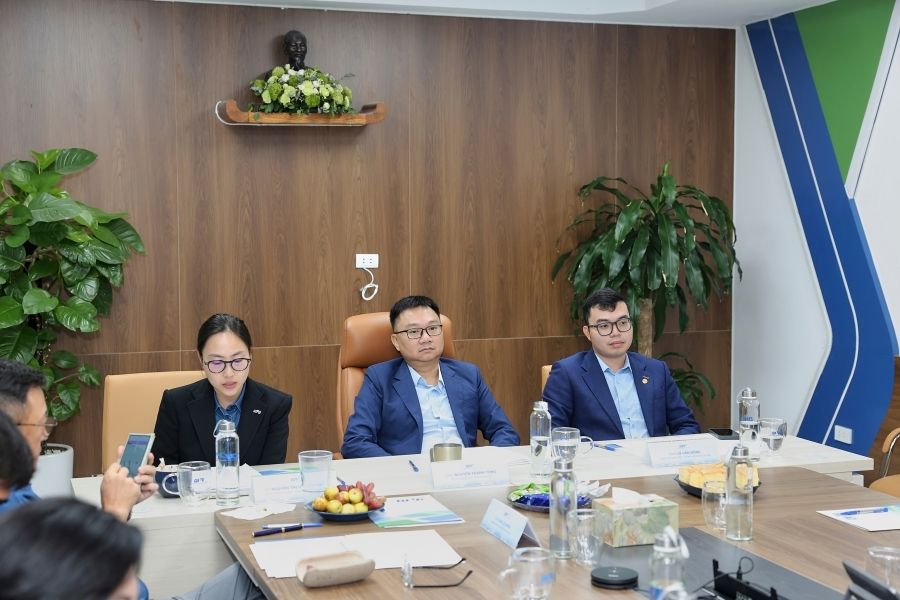 Ông Nguyễn Thanh Tùng – Chủ tịch HĐQT (giữa); bà Nguyễn Thị Hồng Nhung – Thành viên HĐQT (trái); ông Lê Văn Dũng – Thành viên HĐQT (phải).